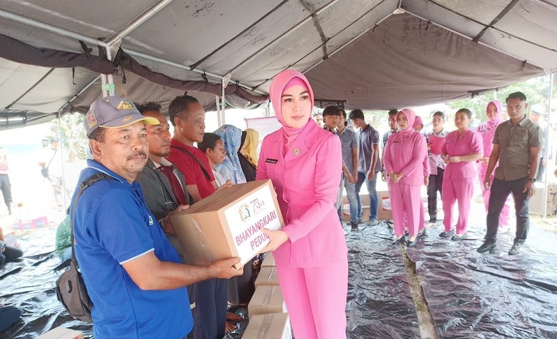 Istri Kapolres Siak memberikan bantuan kepada masyarakat